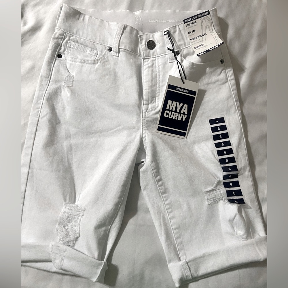 NY & C  Curvy sculpting shorts there white designed.